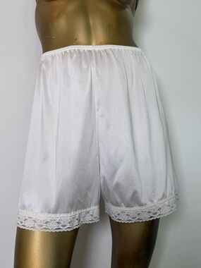 Vintage Vanity Fair white nylon lounge layering shorts with lace trim in size M